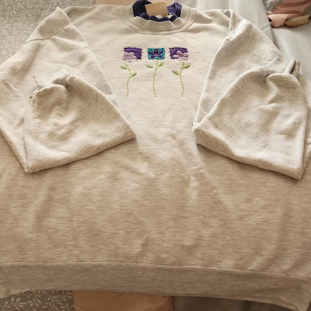 Elegant Gray Floral Women's Sweater - Picture 1 of 3